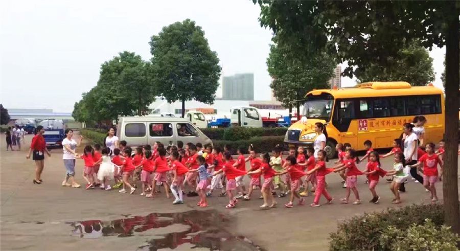 小朋友參觀消防車(chē)廠家 小朋友參觀消防車(chē)廠家
