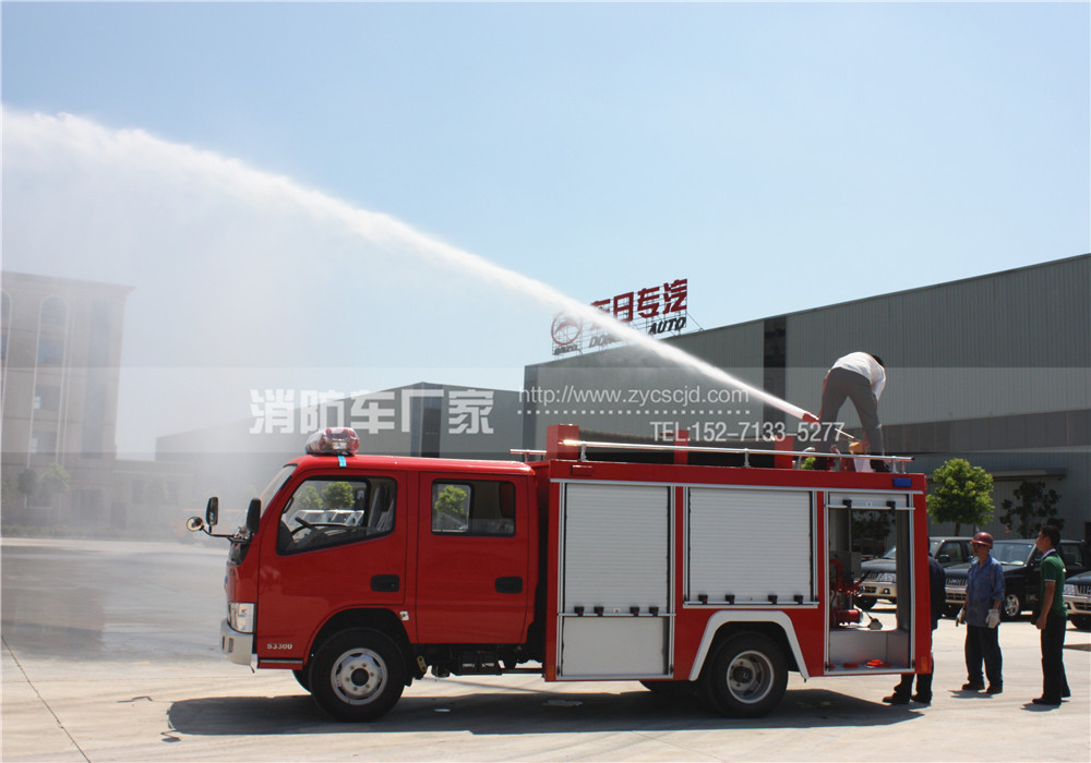 3噸消防車(chē)試水圖片 3噸消防車(chē)試水圖片