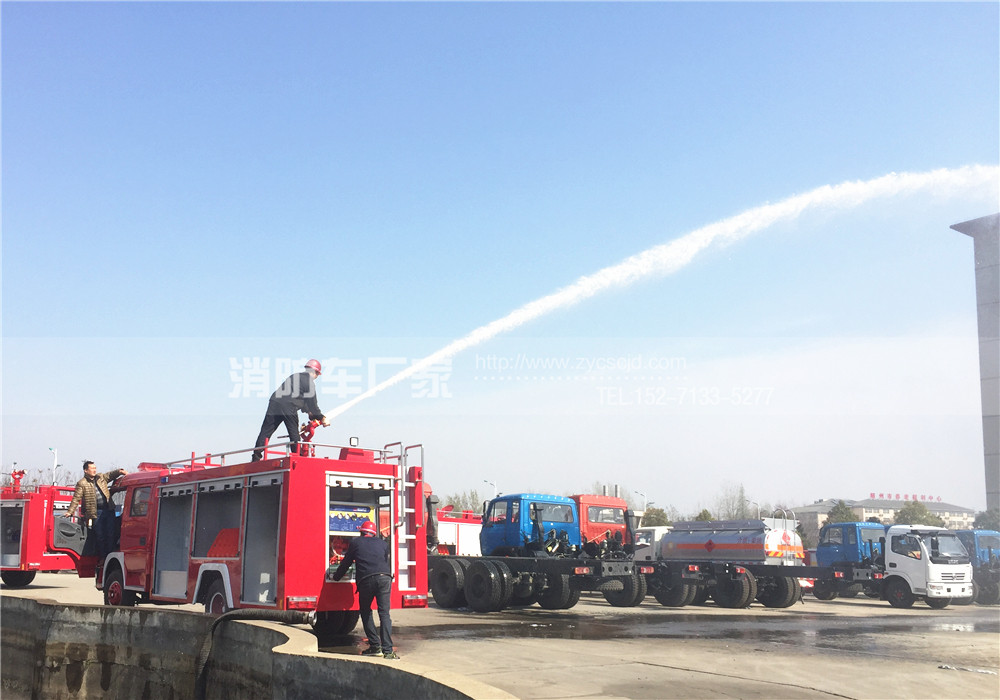 4噸消防車(chē)試水圖片 4噸消防車(chē)試水圖片