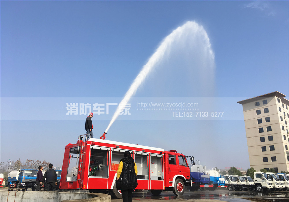 6噸消防車(chē)試水圖片 6噸消防車(chē)試水圖片